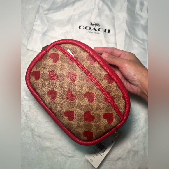 NWT Coach Camera Bag In Signature Canvas With Heart Print - Picture 3 of 6